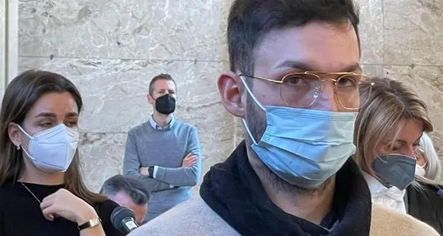 Benno Neumair tira un pugno in faccia al compagno di cella