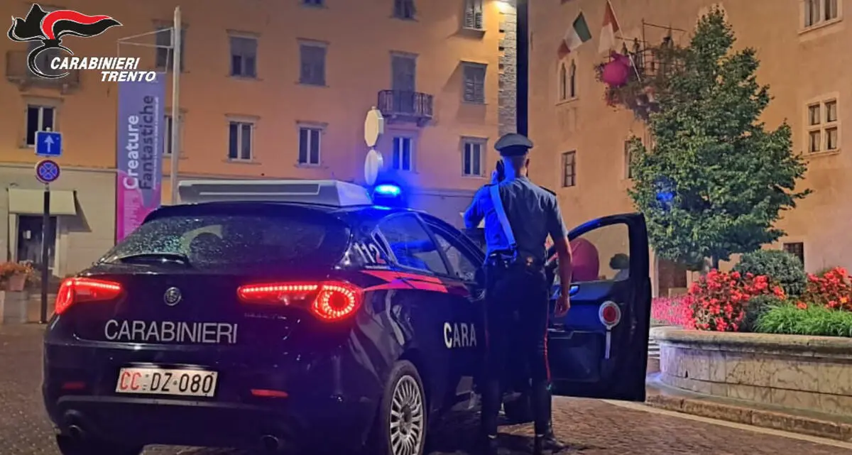 I carabinieri scoprono un etto di hashish nascosto in un vicolo di Cles: denunciati due minorenni