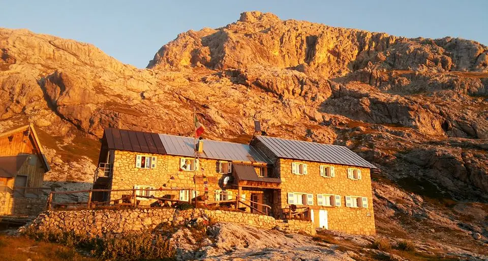 Pale di San Martino, escursionista in crisi cardiaca salvata con il defibrillatore dai rifugisti: «Minuti interminabili»