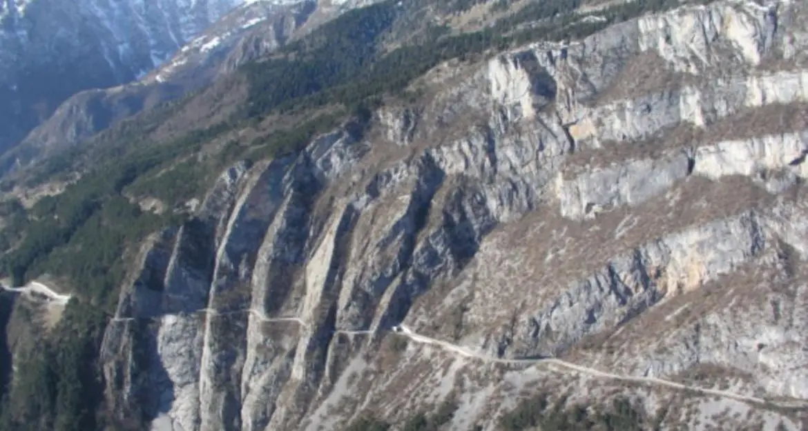 Posa delle barriere paramassi, durante i lavori sarà chiusa la strada tra San Lorenzo Dorsino e Molveno
