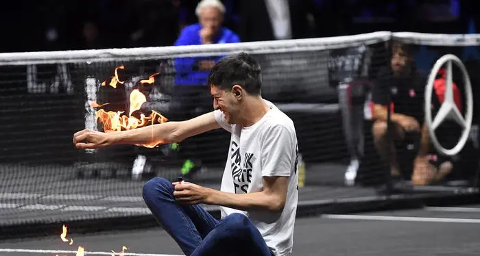 Jet privati e super ricchi inquinatori, alla Laver Cup la protesta di un giovane che si dà fuoco in campo
