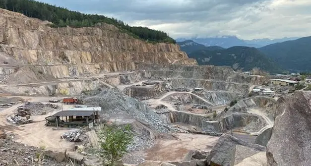 Operai del porfido pronti allo sciopero: mancati aumenti e condizioni di lavoro troppo pesanti