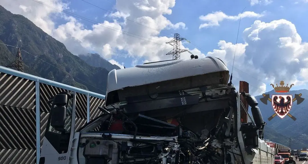 Pauroso schianto fra due mezzi pesanti sull'A22, un ferito incastrato nell'abitacolo