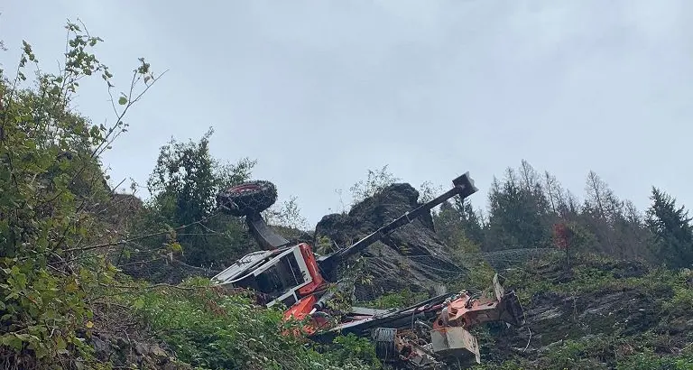 Si ribalta la piattaforma, operaio ferito nel cantiere stradale di passo Brocon