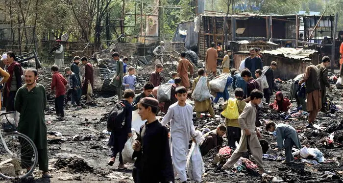 Attentato suicida in una scuola a Kabul: oltre trenta i morti, decine di feriti
