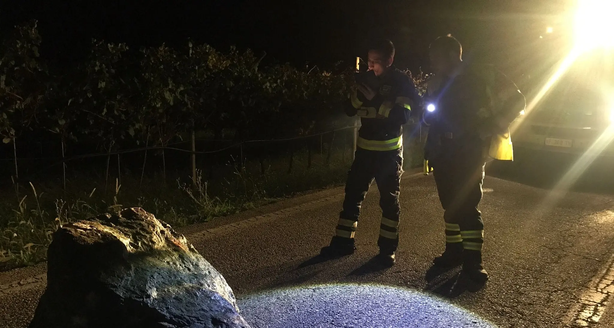 Dro, masso precipita su una strada comunale: nessun ferito, transito sospeso