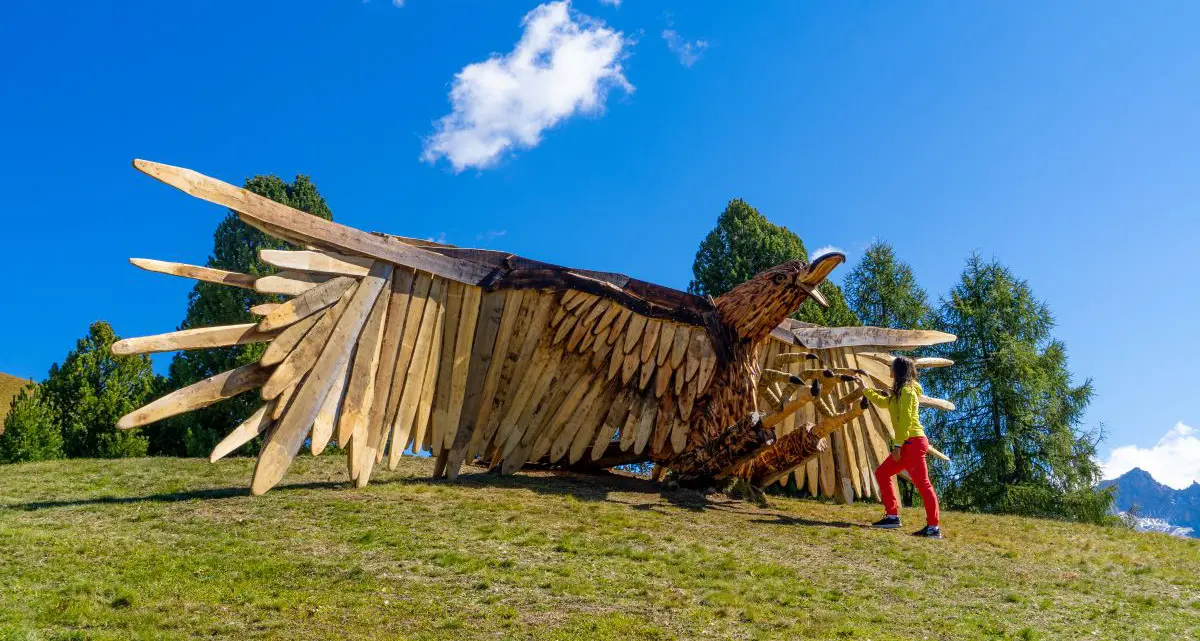 Arte in quota: ora un’aquila gigante vola sul Buffaure