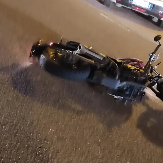 Cristo Re, centra con la vettura un motociclista e poi scappa: la polizia sulle tracce dell'automobilista