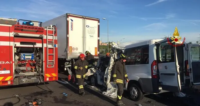 Il pullmino di un'associazione per i disabili finisce contro un tir sulla A4: sei vittime