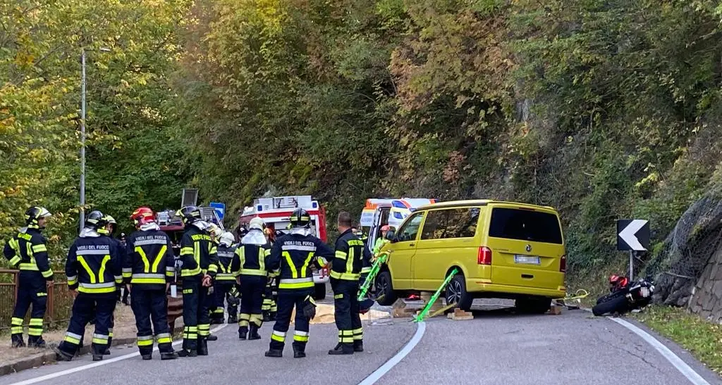 Schianto pauroso a Lona, motociclista perde la vita nello scontro con un pullmino
