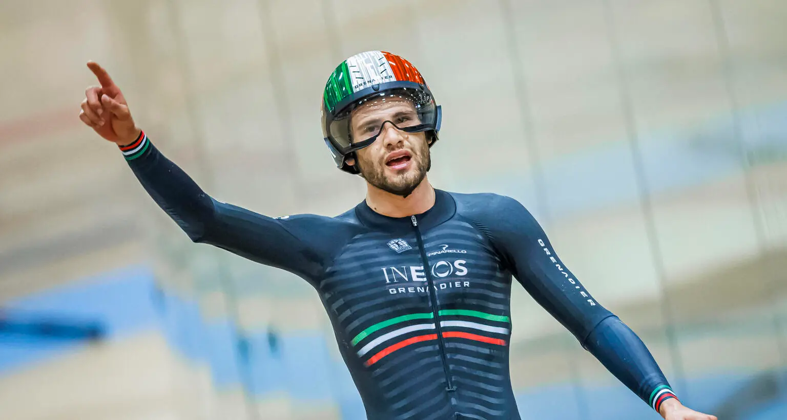 Filippo Ganna come un missile, polverizzato il record dell'ora: 56.792 chilometri