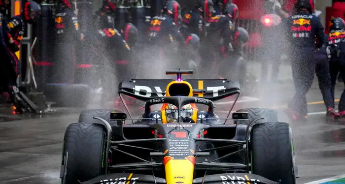 Max Verstappen vince fra le polemiche il Gp del Giappone e conquista il titolo mondiale