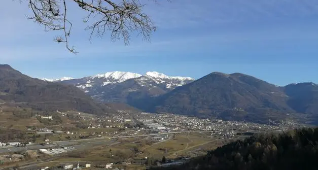 Bollette alle stelle, il Comune spegne alle 22 le luci di parchi e parcheggi