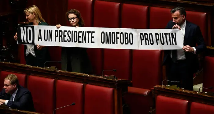 Camera, Sara Ferrari e due colleghi espongono in aula uno striscione contro Fontana: \"No a un presidente omofobo pro Putin\"