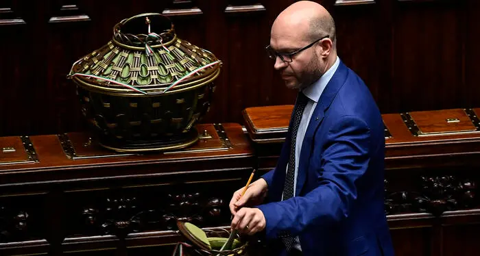 Montecitorio, il leghista Lorenzo Fontana eletto presidente, l'opposizione protesta