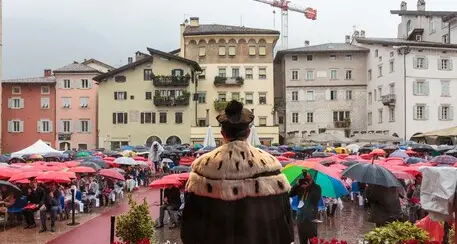 Per oltre 400 studenti cerimonia di laurea sotto la pioggia in piazza del Duomo