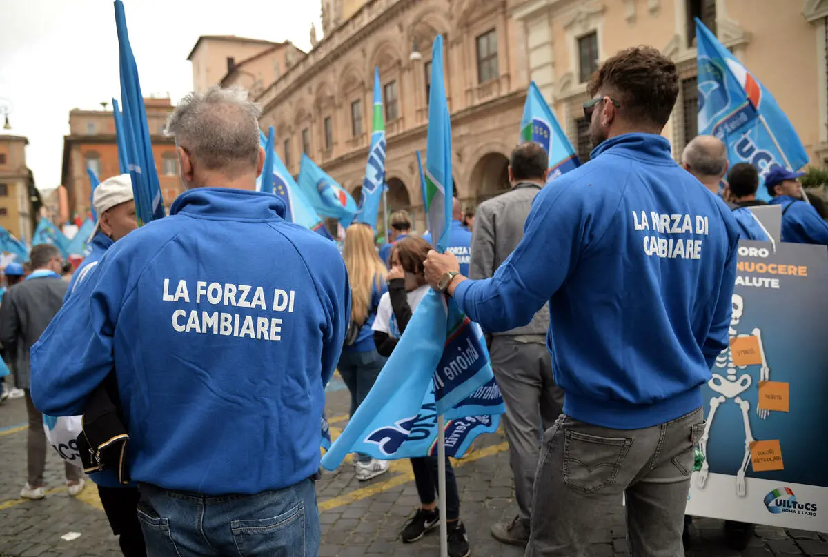 Manifestazione dei Sindacati CGIL-CISL-UIL per la salute e la sicurezza sul lavoro a Piazza Santi Apostoli Roma, 22 ottobre 2022. ANSA/FABIO CIMAGLIA