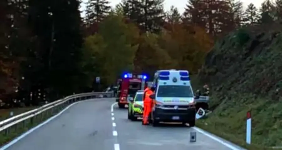 Passo del Durone, vettura sbanda e si ribalta sulla strada: ragazza ricoverata in codice rosso