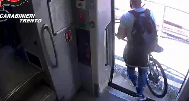 Ruba la bici da mille euro di una turista sulla Trento-Malè, un quarantenne scoperto e denunciato dai carabinieri