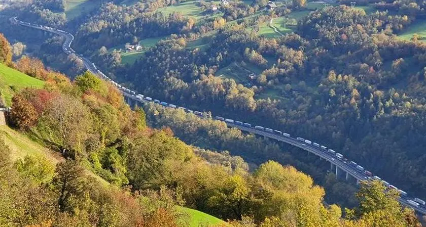 Ripartenza dopo lo stop per una festa in Austria: tir in coda per cento chilometri da Egna al Brennero