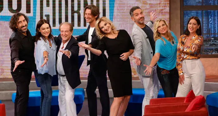 Memo Remigi sospeso dalla Rai: ha palpato in diretta Jessica Morlacchi, risolto il contratto