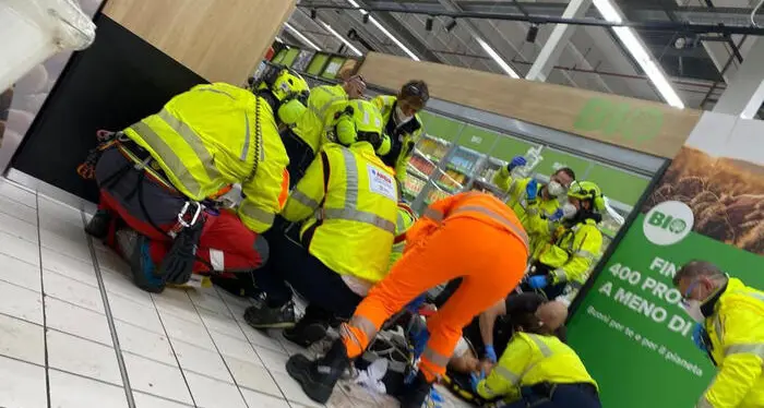 È un italiano di 46 anni l'uomo che ha scatenato il terrore al Carrefour di Assago: morto un giovane dipendente, 4 feriti