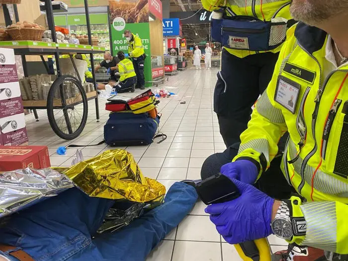 Accoltella 5 persone al centro commerciale, un morto
