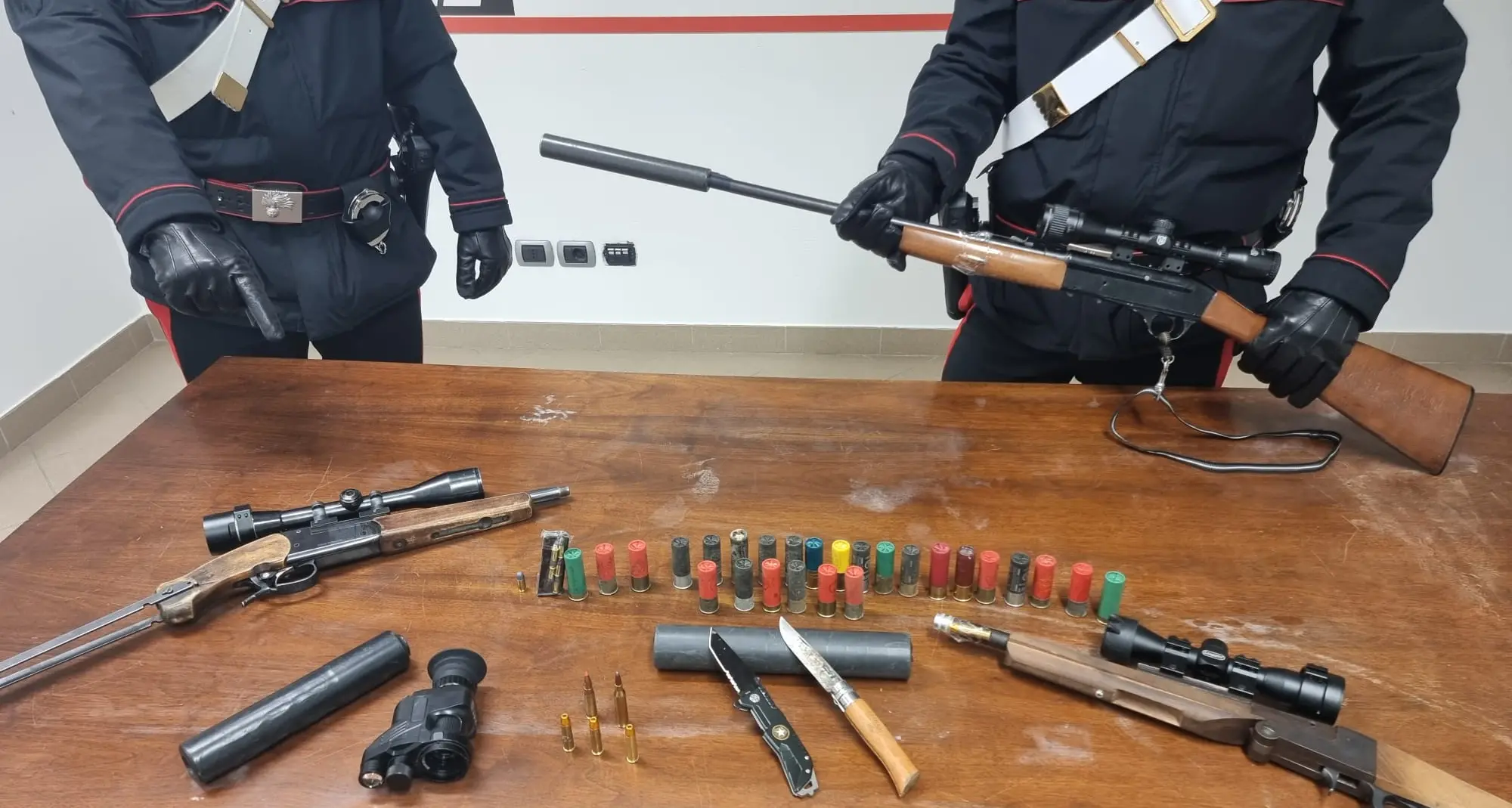 Tre uomini denunciati dai carabinieri per porto abusivo di armi: sono sospettati di bracconaggio