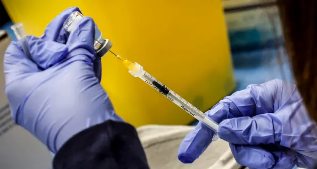 Covid, il governo reintegra i medici no vax e sospende il bollettino quotidiano