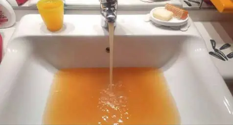 \"Acqua rossa\" a Levico, Amambiente avverte: «Non conforme ai principi di potabilità»