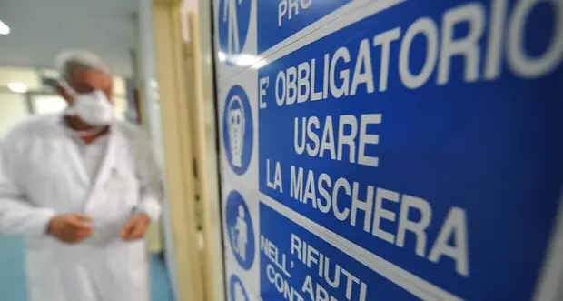 Covid, da domani via l'obbligo di vaccino per il personale sanitario