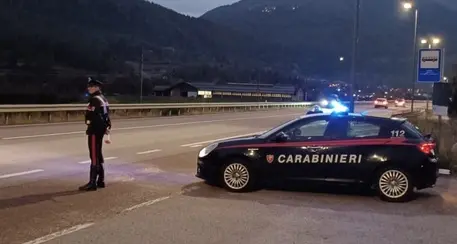 Controlli dei carabinieri: tre patenti ritirate e 12 persone trovate in possesso di droga nelle valli del Noce