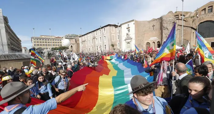 A Roma in centomila per la pace: l'Italia si attivi per il cessate il fuoco e una soluzione diplomatica in Ucraina