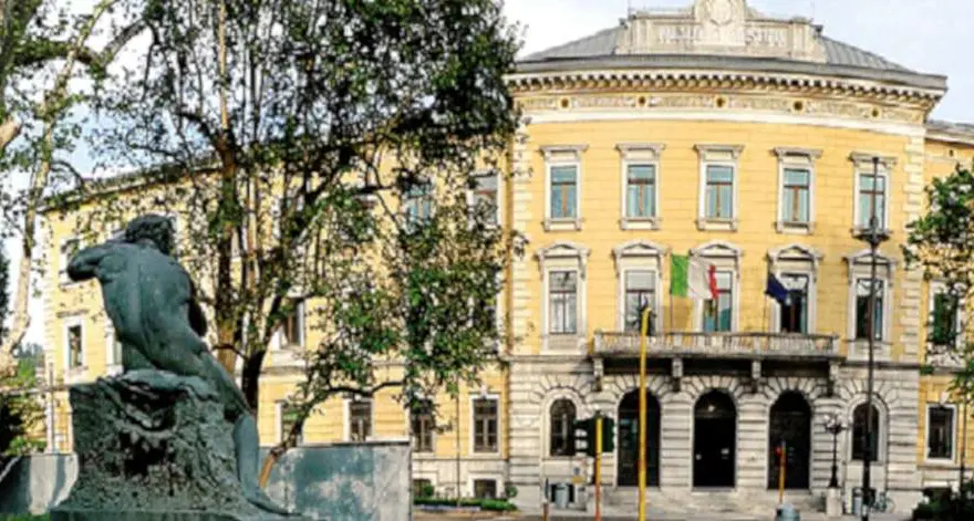 Donna denunciò l'ex amante, assolta nel processo per calunnia: lei negò la relazione ma gli sms erano d'amore