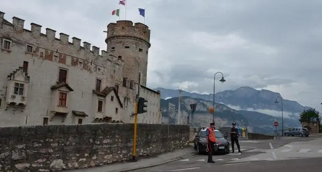 Tre minorenni aggrediti e rapinati in piazza Venezia da due coetanei che avevano anche una pistola