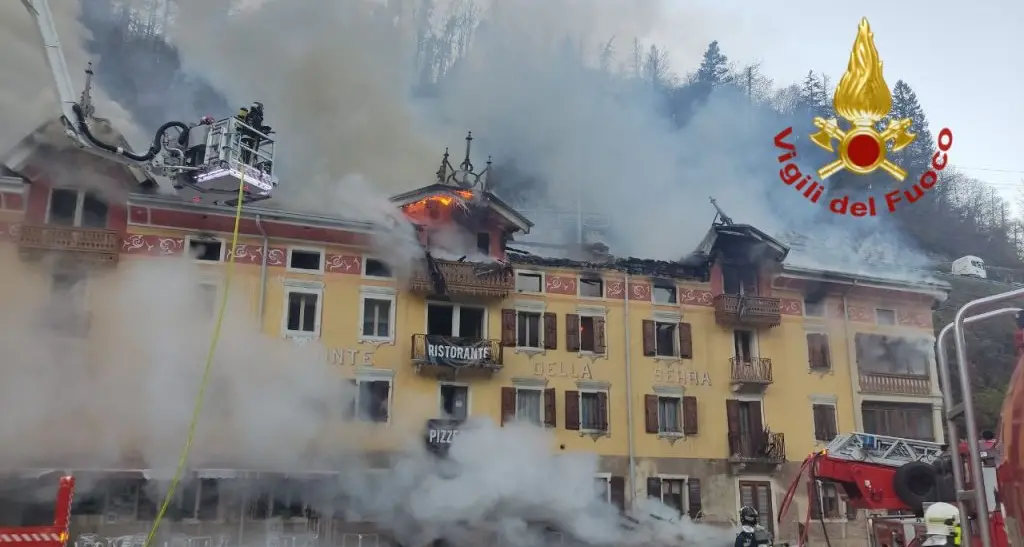 Il devastante incendio alla locanda Ponte della Serra, chiusa la statale 50: deviazioni da e per il Primiero