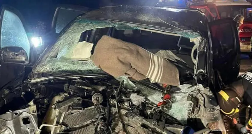Pauroso scontro frontale fra uno scuolabus e un pickup a Coredo: due feriti