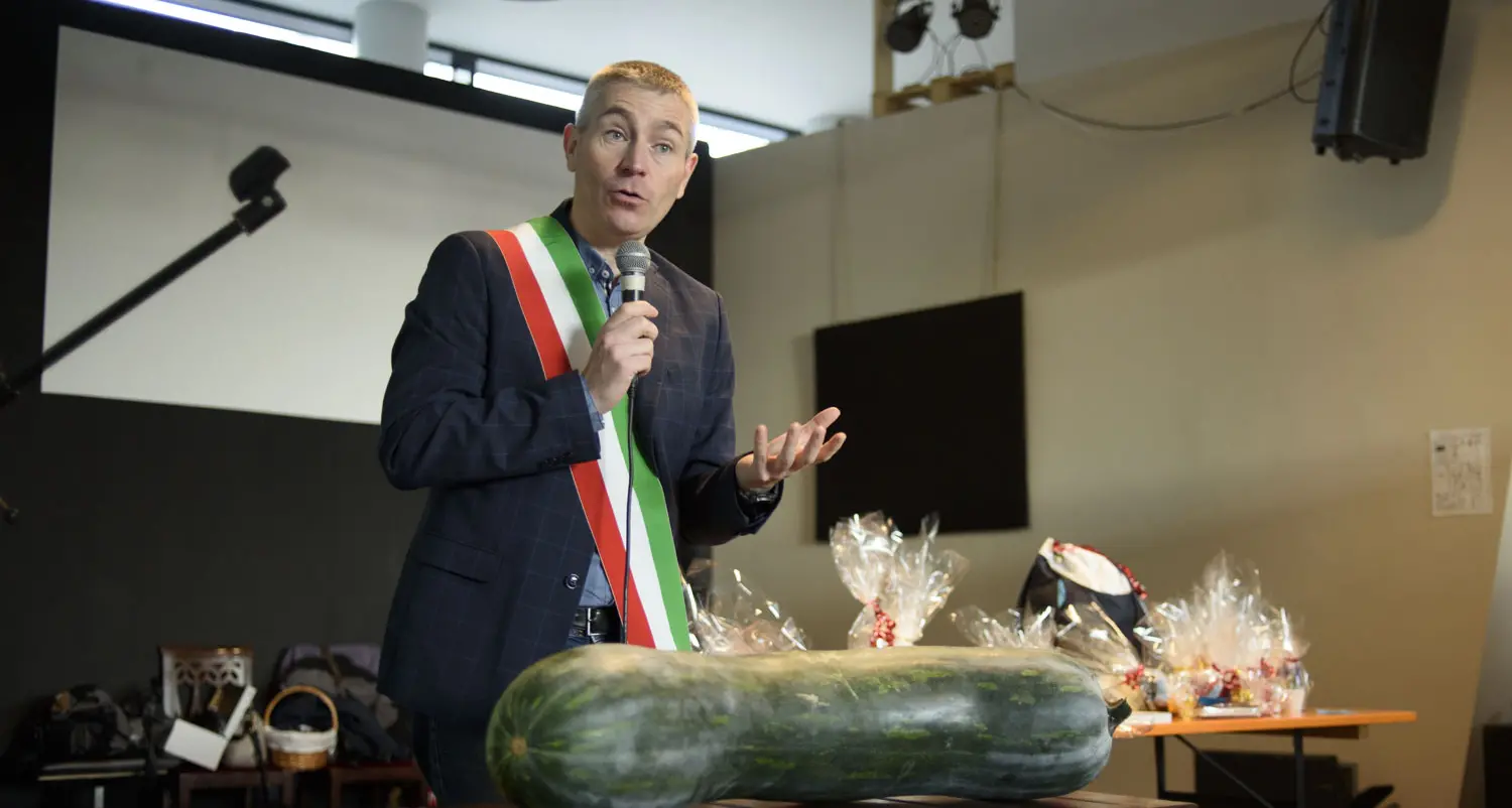 Il sindaco Betta e la zucca gigante: simbolo della passione dell'orto e degli insegnamenti degli anziani