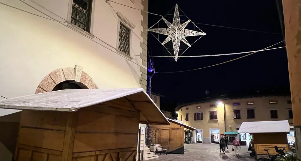 Pergine anticipa tutti e sabato inaugura il mercatino di Natale