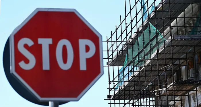 Il governo restringe il superbonus: si scende al 90%. Bollette a rate ma solo per le imprese