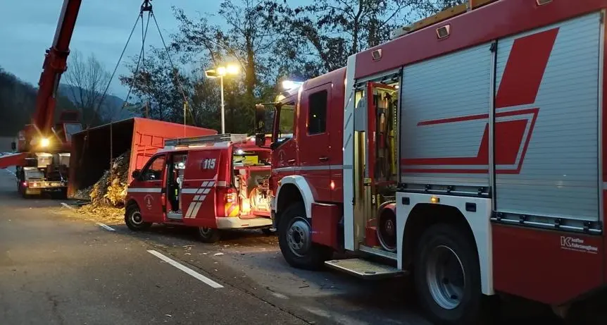 Mezzo pesante rovesciato, code sulla Valsugana da Trento in direzione Pergine: traffico paralizzato già in tangenziale