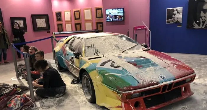 Blitz ecologista: farina su opera di Warhol da dieci milioni esposta a Milano