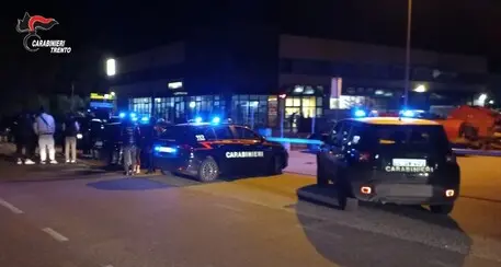 Controlli notturni sulle strade del Basso Sarca: ritirate otto patenti
