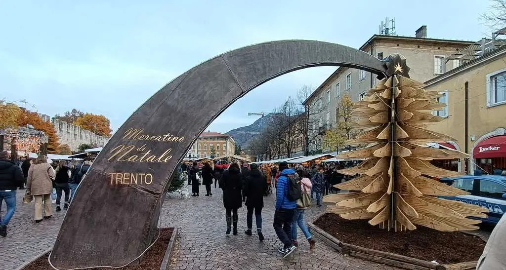 Si inaugura Trento città del Natale, dal mercatino al villaggio incantato