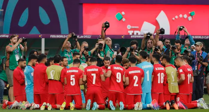 L'Iran ai Mondiali non canta l'inno, dagli spalti fischi ma anche striscioni per la libertà delle donne