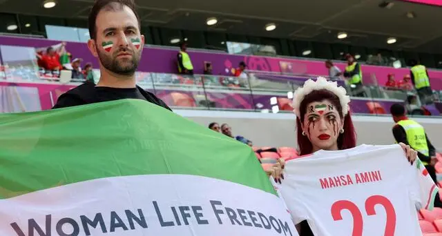 Qatar, tifosa iraniana mostra maglia dedicata a Masha Amini: censurata allo stadio, ma virale sul Web