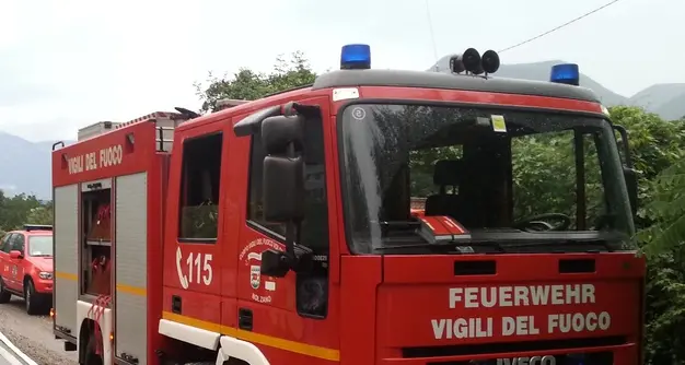 Tret, pauroso rogo distrugge un fienile: non si registrano feriti, evacuati gli animali della stalla