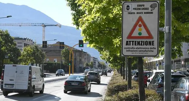 Semafori controllati fra Gardolo e Lavis, fioccano multe agli autisti dei bus: proteste