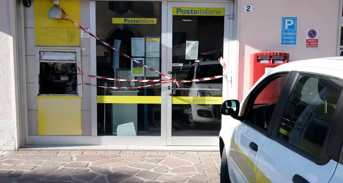 Martignano, esplosione nella notte: i ladri attaccano il bancomat delle Poste