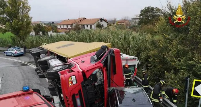 Camion si ribalta e schiaccia un'ambulanza: morti l'autista e il paziente
